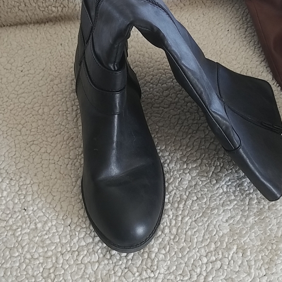 2 pairs of boots - Picture 3 of 8